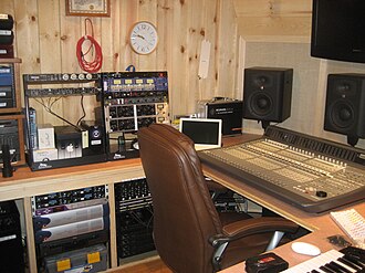 Régie de The Sound Palace avec console, enceintes, écrans et appareils en rack